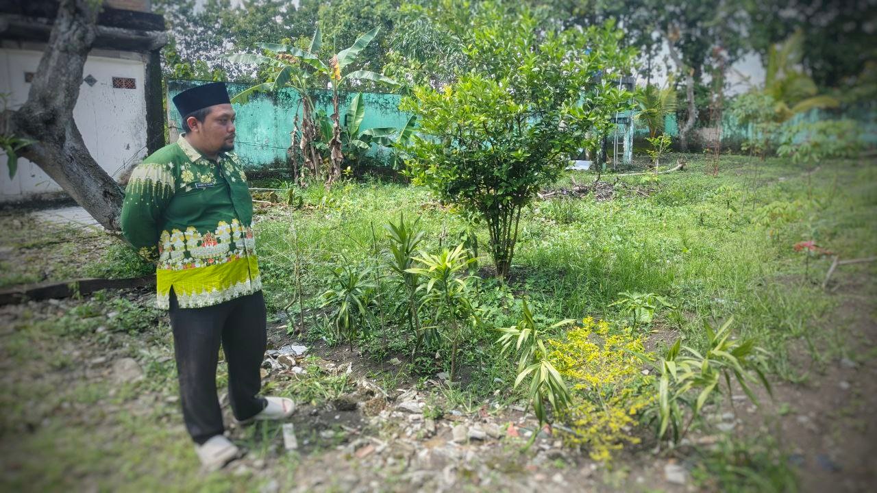 Pegawai KUA Ngasem Menunjukkan Lokasi Tanam Program Ekoteologi